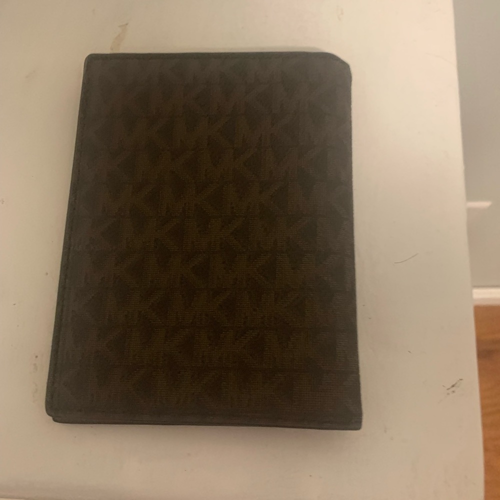 Micheal Kors mens bifold wallet